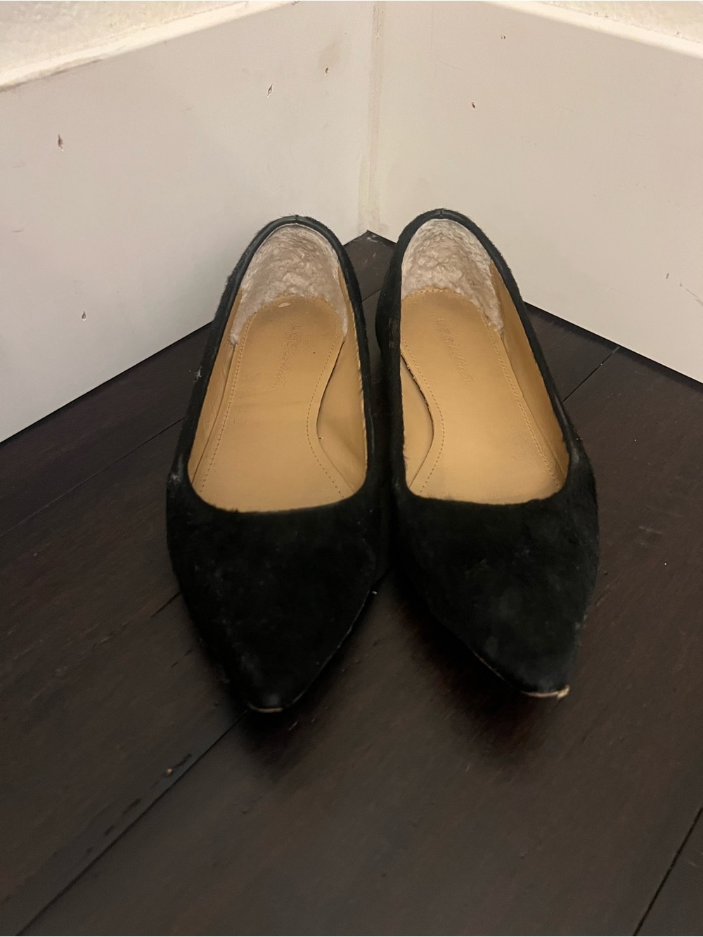 UGG Collection Black Pointed-Toe Faux-Suede Flats